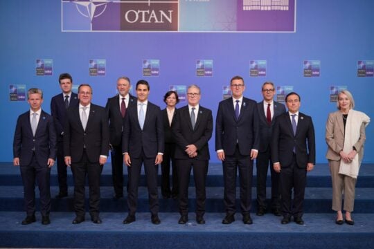 Σύνοδος ΝΑΤΟ: «Ακλόνητη δέσμευση» στη συλλογική άμυνα, εξοπλιστικά 50 δισ. και βοήθεια στην Ουκρανία