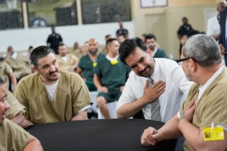 Μουντιάλ 2026: Ο Μαμντάνι πήγε σε μία από τις πιο σκληρές φυλακές του κόσμου και είδε το ματς με τους κρατούμενους