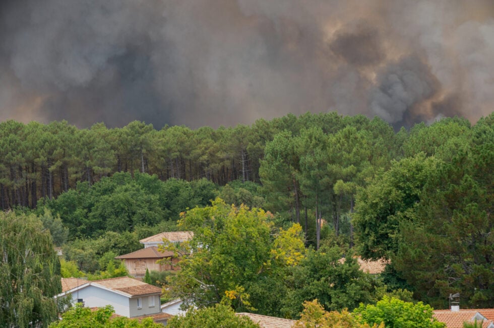 Φλέγεται η Γαλλία από τις μεγάλες δασικές πυρκαγιές – 20.000 άνθρωποι εγκατέλειψαν τα σπίτια τους [εικόνες-βίντεο]