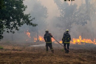 «Κόλαση» φωτιάς σε Γαλλία και Ισπανία: Περισσότεροι από 220.000 κάτοικοι απομακρύνονται από τα σπίτια τους