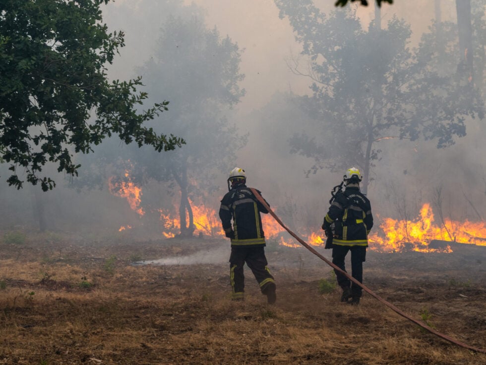 «Κόλαση» φωτιάς σε Γαλλία και Ισπανία: Περισσότεροι από 220.000 κάτοικοι απομακρύνονται από τα σπίτια τους [βίντεο]