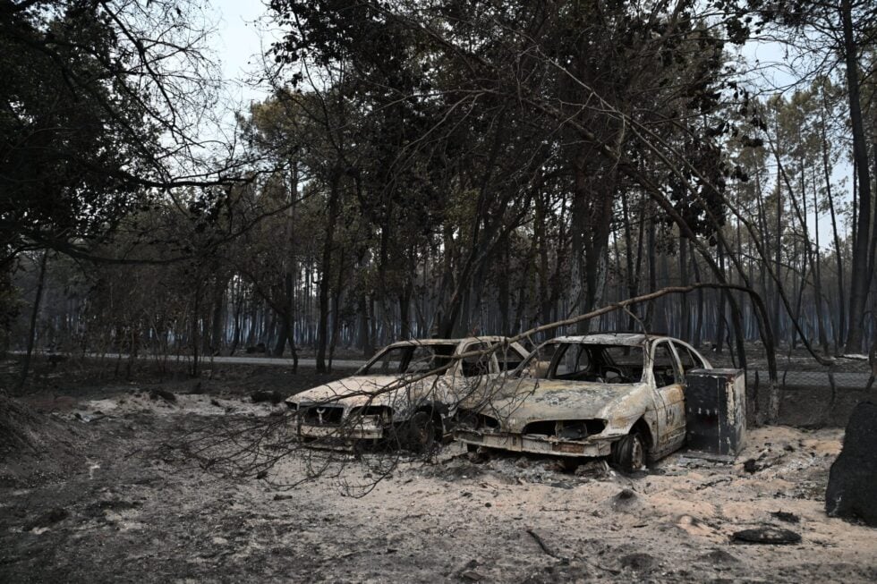 Εφιάλτης στη Γαλλία: Στάχτη 420.000 στρέμματα γης – 220.000 απομακρύνθηκαν από τις εστίες τους