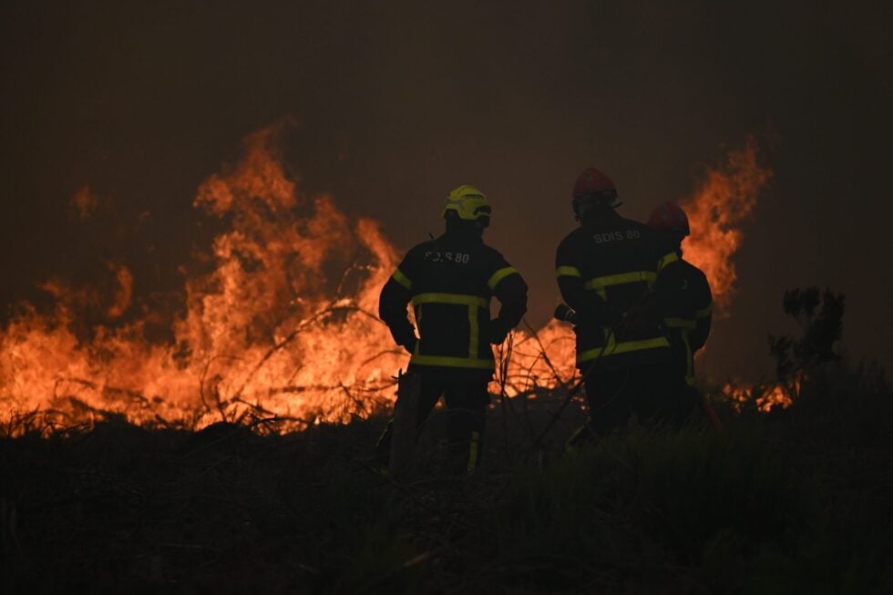 Εφιάλτης στη Γαλλία: Στάχτη 420.000 στρέμματα γης – 220.000 απομακρύνθηκαν από τις εστίες τους