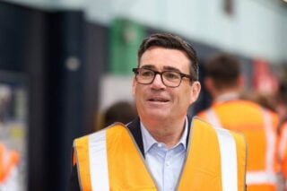 Βρετανία: Νέο αέρα έφερε η εκλογή Μπέρναμ – Οι Εργατικοί καλύπτουν τη διαφορά με το Reform του Φάρατζ