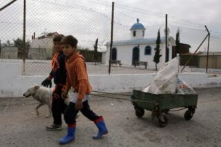 Στο «παρά πέντε» χρηματοδοτούνται κοινότητες Ρομά