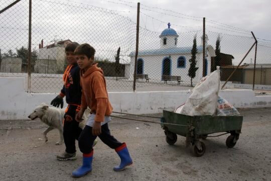 Στο «παρά πέντε» χρηματοδοτούνται κοινότητες Ρομά