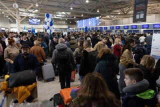 Guardian για το νέο Σύστημα Εισόδου/Εξόδου στην ΕΕ: Η Fraport βάζει κιόσκια στα ελληνικά αεροδρόμια