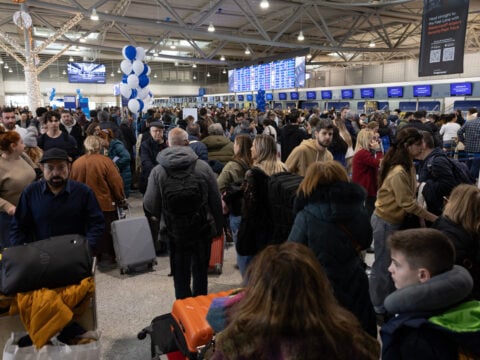 Guardian για το νέο Σύστημα Εισόδου/Εξόδου στην ΕΕ: Η Fraport βάζει κιόσκια στα ελληνικά αεροδρόμια