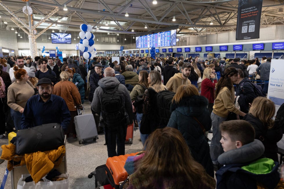 Guardian για το νέο Σύστημα Εισόδου/Εξόδου στην ΕΕ: Η Fraport βάζει κιόσκια στα ελληνικά αεροδρόμια