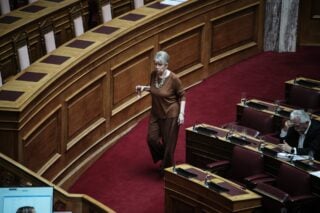 Ακρίτα: Θα στηρίξω Δούρου για την προεδρία του ΣΥΡΙΖΑ – Ακροδεξιός με το σπαθί του ο Πλεύρης