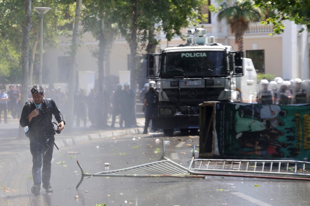 Αλβανία: Συγκρούσεις διαδηλωτών με την αστυνομία έξω από το κοινοβούλιο με τραυματίες και συλλήψεις [εικόνες – βίντεο]