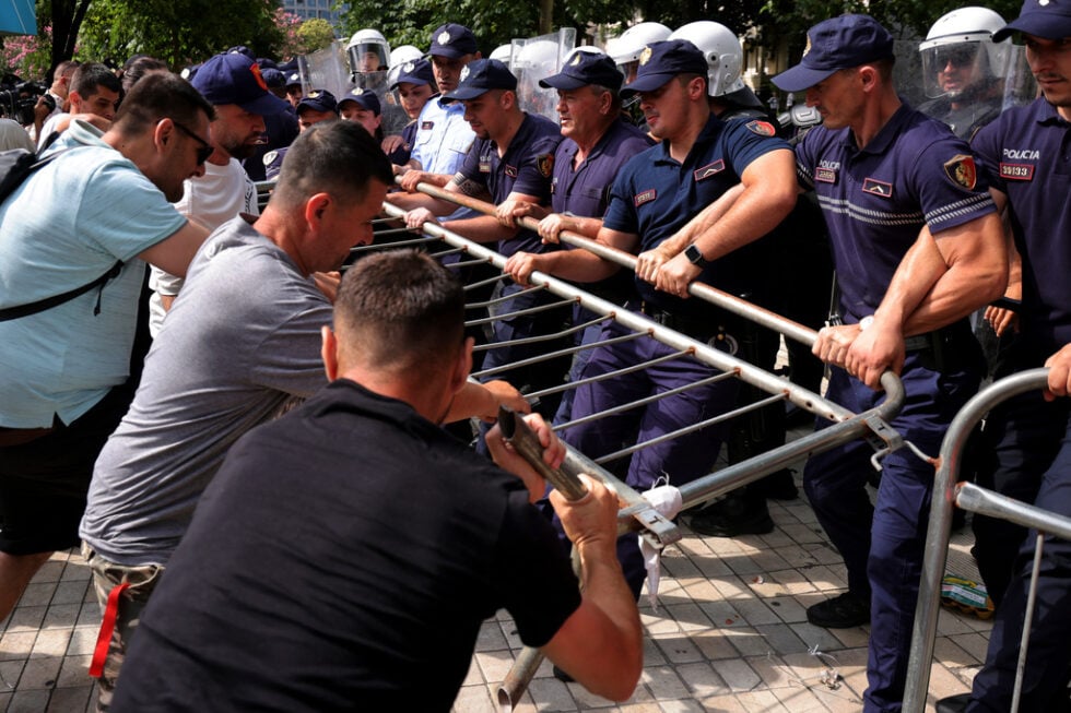 Αλβανία: Συγκρούσεις διαδηλωτών με την αστυνομία έξω από το κοινοβούλιο με τραυματίες και συλλήψεις [εικόνες – βίντεο]