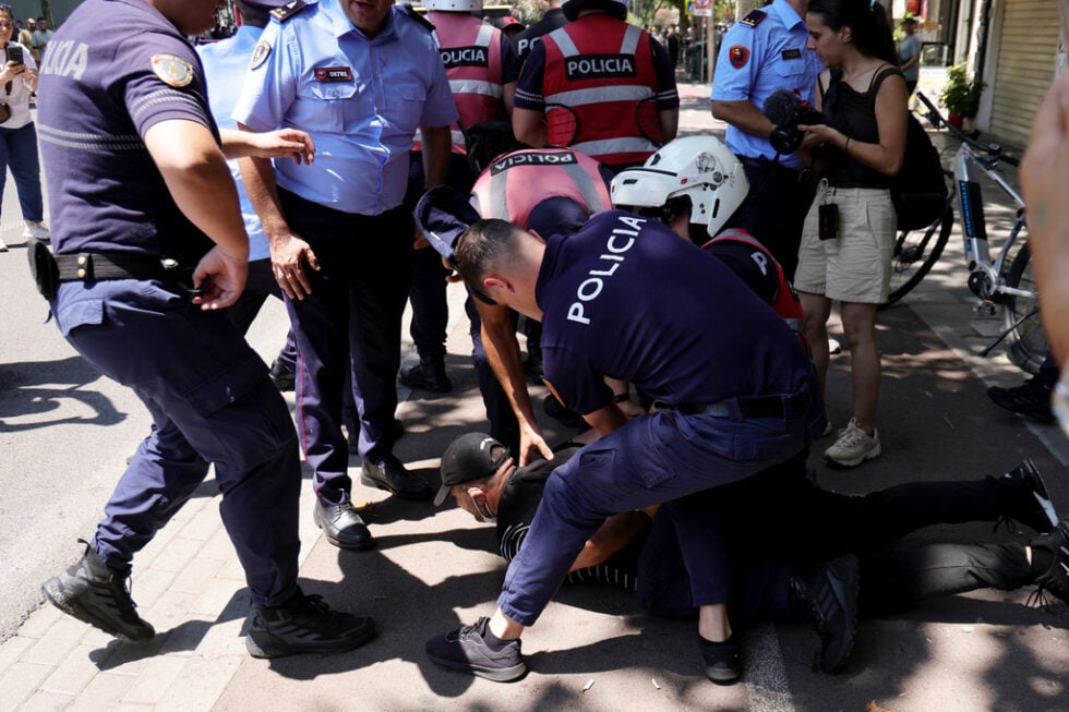 Αλβανία: Συγκρούσεις διαδηλωτών με την αστυνομία έξω από το κοινοβούλιο με τραυματίες και συλλήψεις [εικόνες – βίντεο]