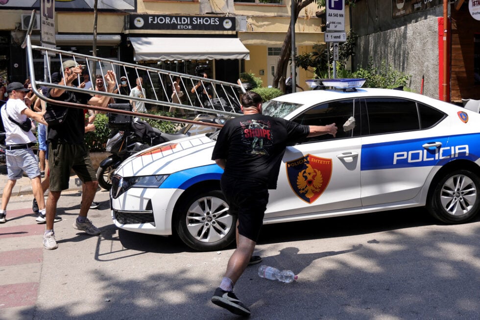 Αλβανία: Συγκρούσεις διαδηλωτών με την αστυνομία έξω από το κοινοβούλιο με τραυματίες και συλλήψεις [εικόνες – βίντεο]