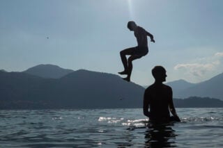 Ιταλία: Χωριό στη λίμνη Κόμο ρίχνει πρόστιμα έως 200 ευρώ σε όσους κυκλοφορούν γυμνόστηθοι ή με μαγιό