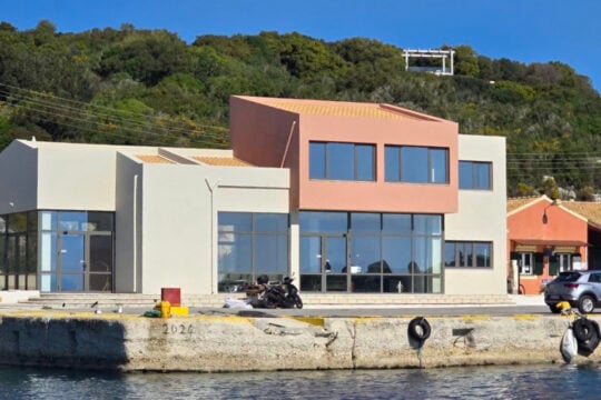Ο υφιστάμενος Επιβατικός Σταθμός θα στεγάσει τον Λιμενικό Σταθμό Παξών και τα εκδοτήρια των ακτοπλοϊκών εταιρειών