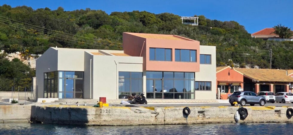 Ο υφιστάμενος Επιβατικός Σταθμός θα στεγάσει τον Λιμενικό Σταθμό Παξών και τα εκδοτήρια των ακτοπλοϊκών εταιρειών