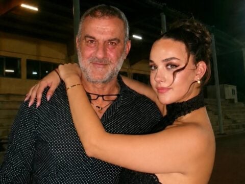 Αποφοίτησε από το σχολείο η κόρη της Γωγώς Μαστροκώστα και του Τραϊανού Δέλλα – Το «ευχαριστώ» στους γονείς της