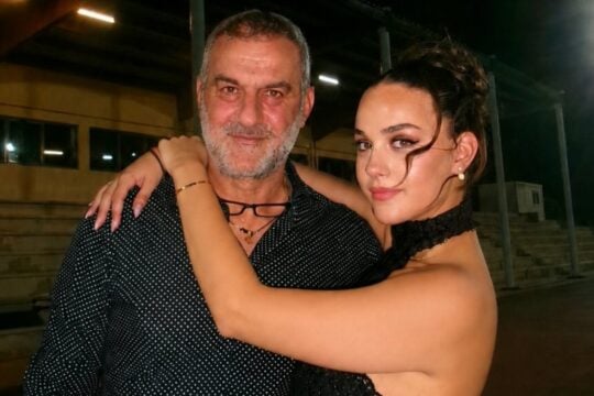 Ράγισε καρδιές η κόρη της Γωγώς Μαστροκώστα και του Τραϊανού Δέλλα: Αποφοίτησε από το σχολείο και ευχαρίστησε το «αστέρι» της