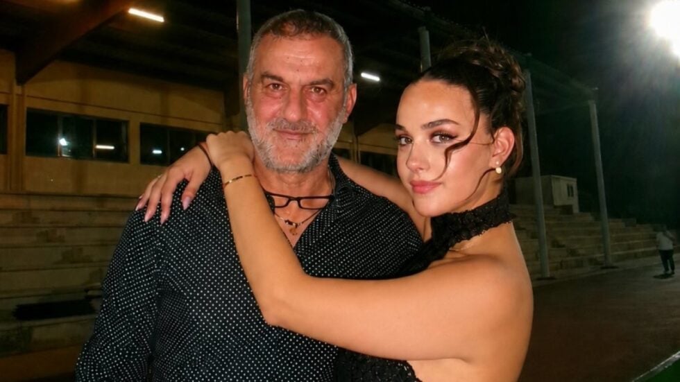 Αποφοίτησε από το σχολείο η κόρη της Γωγώς Μαστροκώστα και του Τραϊανού Δέλλα – Το «ευχαριστώ» στους γονείς της