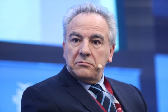 Παραίτηση Ντόκου ζητά η αντιπολίτευση μετά το βίντεο με τους Ρώσους φαρσέρ