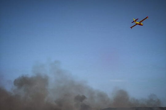 Φωτιά στο Πέραμα – Επιχειρούν τέσσερα εναέρια μέσα