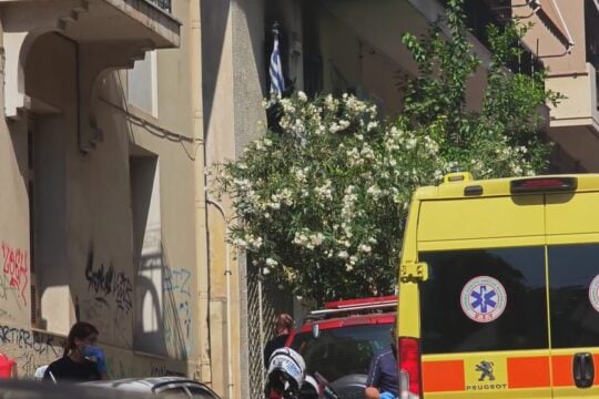 Φωτιά σε διαμέρισμα στα Πατήσια – Μία γυναίκα νεκρή, στο νοσοκομείο ένας άνδρας [βίντεο]