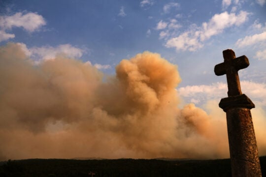 Η πυρκαγιά στη Γαλλία απειλεί πυρηνικές και στρατιωτικές εγκαταστάσεις – Η κατάσβεση μπορεί να διαρκέσει μήνες