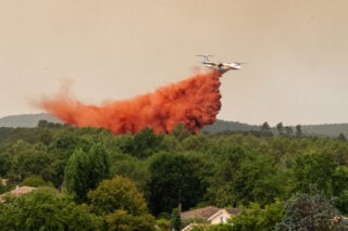 Φλέγεται η Γαλλία από τις μεγάλες δασικές πυρκαγιές – 20.000 άνθρωποι εγκατέλειψαν τα σπίτια τους [εικόνες-βίντεο]