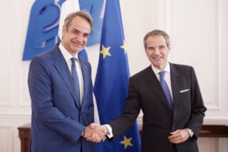 Συνάντηση Μητσοτάκη με τον διευθυντή του ΔΟΑΕ, Ραφαέλ Γκρόσι, στο Μέγαρο Μαξίμου