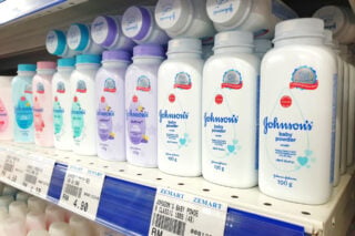 Η Johnson & Johnson δίνει 5,5 δισ. δολάρια σε αποζημιώσεις για τη βρεφική πούδρα της που συνδέθηκε με τον καρκίνο