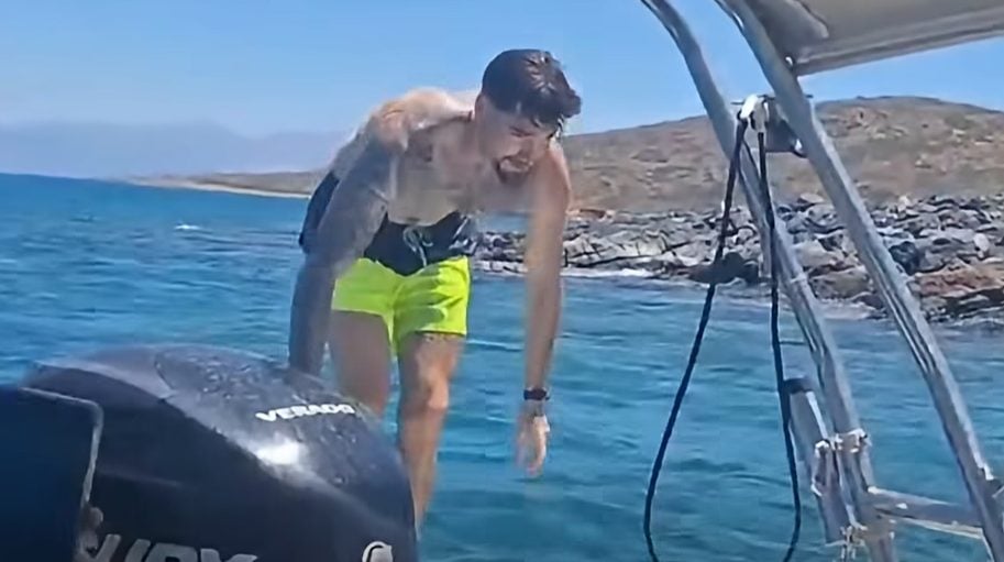 Ο Χουάντσο ανέβηκε σε τυχαίο σκάφος και αιφνιδίασε με ερώτηση-παγίδα: «Ποιος από εσάς είναι Ολυμπιακός;»