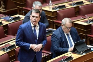 Βολές κατά πάντων από Καιρίδη στη Βουλή: Εγκάλεσε τα άλλα κόμματα για τη στάση τους στη συνταγματική αναθεώρηση