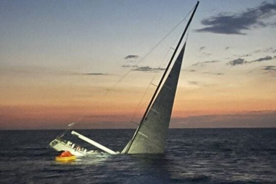 Βυθίστηκε ολοσχερώς το ιστιοφόρο με δύο Ιταλούς που είχε μπάσει νερά στην Κεφαλονιά