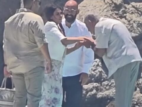 Στη Μύκονο η Κίμπερλι Γκιλφόιλ – Η άφιξη με φουσκωτό και η υποδοχή με σαμπάνιες [βίντεο]