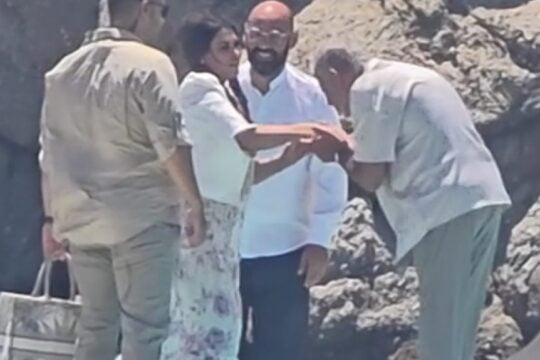 Στη Μύκονο η Κίμπερλι Γκιλφόιλ – Η άφιξη με φουσκωτό και η υποδοχή με σαμπάνιες [βίντεο]