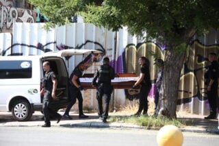 Θρίλερ στην Κυψέλη: Σε μικρόσωμη γυναίκα ανήκουν τα λείψανα που βρέθηκαν σε βαλίτσα