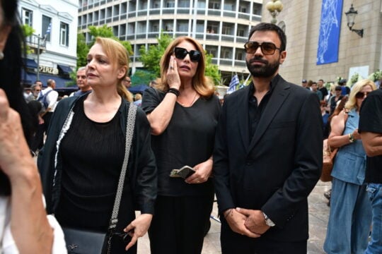 Το τελευταίο χειροκρότημα στη Μάρω Κοντού: Την αποχαιρέτισαν με δάκρυα στα μάτια [εικόνες – βίντεο]