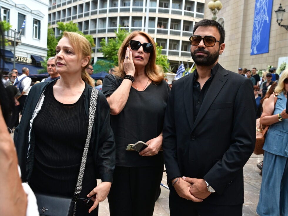 Το τελευταίο χειροκρότημα στη Μάρω Κοντού: Την αποχαιρέτισαν με δάκρυα στα μάτια [εικόνες – βίντεο]