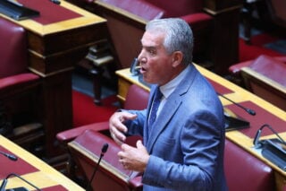 Κρεσέντο χυδαιότητας από Κυριαζίδη κατά Κωνσταντοπούλου: Του αφαίρεσαν τον λόγο – Τον άδειασε η Μενδώνη