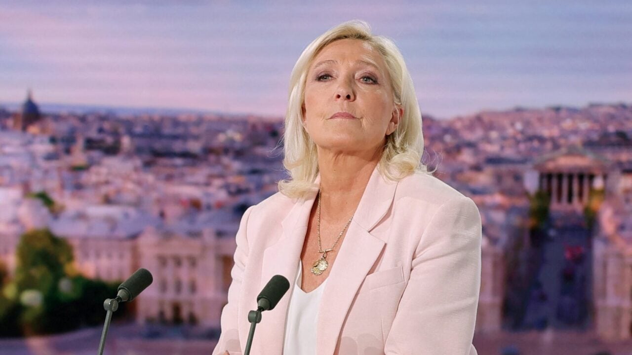 Γαλλία: Η ακροδεξιά Λεπέν υποψήφια πρόεδρος – Άλλαξε γνώμη για το «βραχιολάκι» [βίντεο]