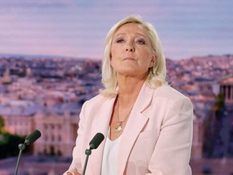 Γαλλία: Η ακροδεξιά Λεπέν υποψήφια πρόεδρος – Άλλαξε γνώμη για το «βραχιολάκι» [βίντεο]