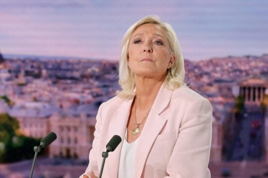 Γαλλία: Η ακροδεξιά Λεπέν υποψήφια πρόεδρος – Άλλαξε γνώμη για το «βραχιολάκι» [βίντεο]