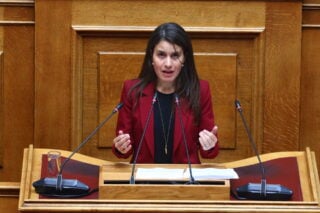 Ξέσπασε σε κλάματα η βουλεύτρια της ΝΔ Ιωάννα Λυτρίβη μετά από φραστική επίθεση της Ζωής Κωνσταντοπούλου