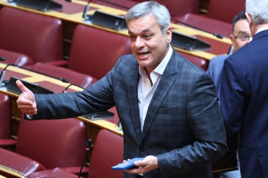Ερώτηση Μαμουλάκη στη Βουλή για τις βιολογικές επιδοτήσεις του πρωθυπουργού, του Ανδριανού και της κόρης του