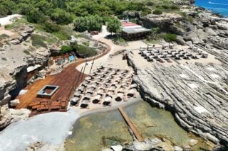 Το δίκτυο Ομπρέλα καταγγέλλει παράνομη κατάληψη δημόσιου χώρου σε παραλίες της Ρόδου [εικόνες]