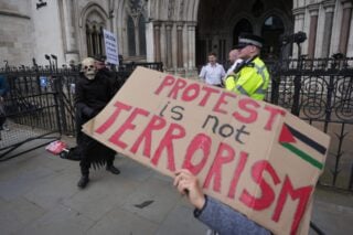 Palestine Action: Πέντε ακτιβιστές κινδυνεύουν να καταδικαστούν για τρομοκρατία επειδή έριξαν μπογιές στην Barclays