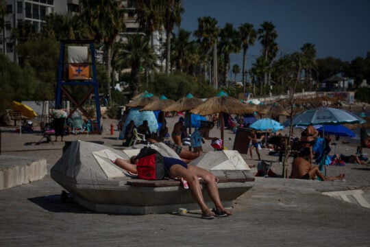 Απόβαση των Αθηναίων στις παραλίες της Αττικής – Πώς θα είναι ο καιρός την Κυριακή [βίντεο]