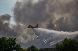 Γαλλία: Μαίνεται η ανεξέλεγκτη φωτιά στα νότια του Παρισιού – Στάχτη 10.000 στρέμματα δάσους [εικόνες-βίντεο]