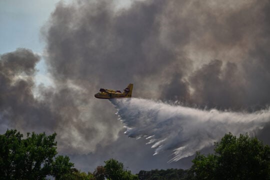 Γαλλία: Μαίνεται η ανεξέλεγκτη φωτιά στα νότια του Παρισιού – Στάχτη 10.000 στρέμματα δάσους [εικόνες-βίντεο]